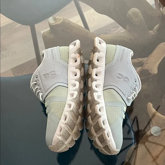 Stylish Women's Oncloud Sneakers in Light Green and Gray - Picture 4 of 7